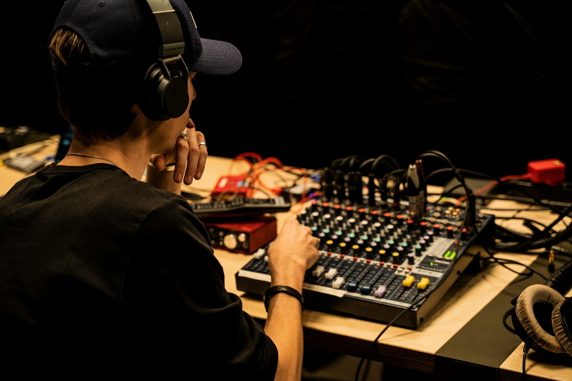 Audio-visual mixing desk